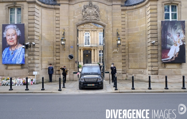 Hommage à la reine défunte devant l ambassade de Grande Bretagne