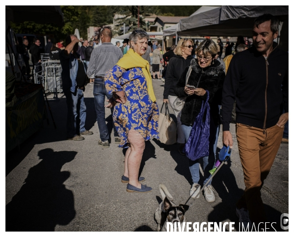 Le long de la transbassealpine Digne Nice ( La foire agricole )