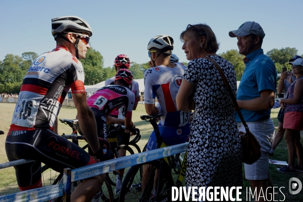 Weekend de courses cyclistes sur le dernier vélodrome en herbe d Europe, à Champagnolles, les 2-3 juillet 2022.