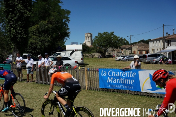 Weekend de courses cyclistes sur le dernier vélodrome en herbe d Europe, à Champagnolles, les 2-3 juillet 2022.