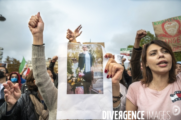 Iran la révolte. Marche pour les femmes iraniennes et contre le pouvoir sexiste en Iran.