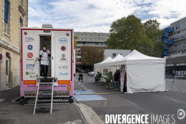 Le camion de mammographie Octobre Rose en ile de France.