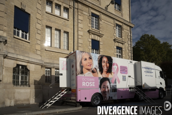 Le camion de mammographie Octobre Rose en ile de France.