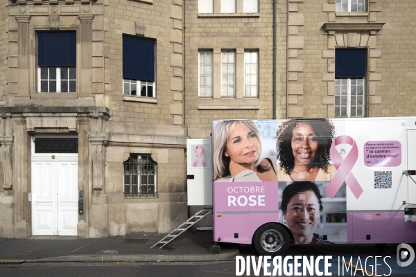 Le camion de mammographie Octobre Rose en ile de France.