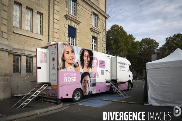 Le camion de mammographie Octobre Rose en ile de France.