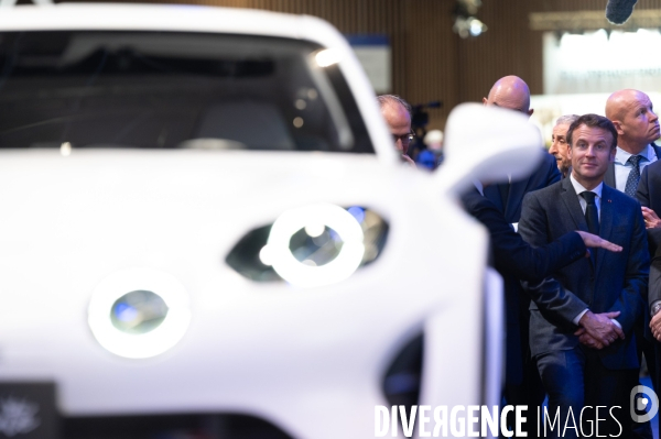 Emmanuel Macron inaugure le Mondial de l automobile.