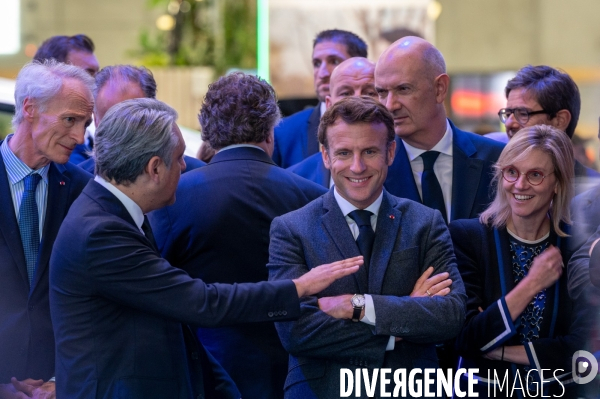 Emmanuel Macron inaugure le Mondial de l automobile.