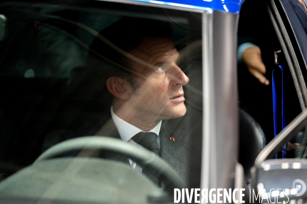 Emmanuel Macron inaugure le Mondial de l automobile.