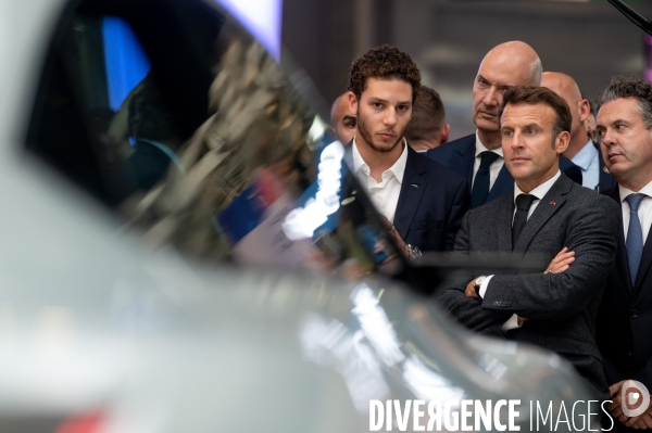 Emmanuel Macron inaugure le Mondial de l automobile.