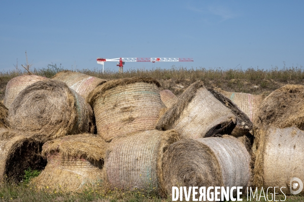 Dans l Essonne,  à Brétigny-sur-Orge,  La base 217 (ancienne base d essais de l armée de l Air), laboratoire du slow urbanisme . La Base 2017, radar, radome, art, oeuvre d art