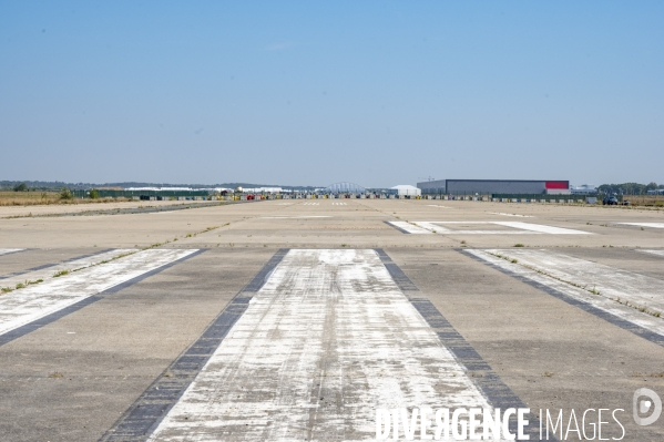 Dans l Essonne,  à Brétigny-sur-Orge,  La base 217 (ancienne base d essais de l armée de l Air), laboratoire du slow urbanisme . La Base 2017, radar, radome, art, oeuvre d art