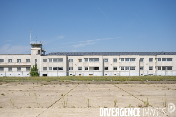 Dans l Essonne,  à Brétigny-sur-Orge,  La base 217 (ancienne base d essais de l armée de l Air), laboratoire du slow urbanisme . La Base 2017, radar, radome, art, oeuvre d art