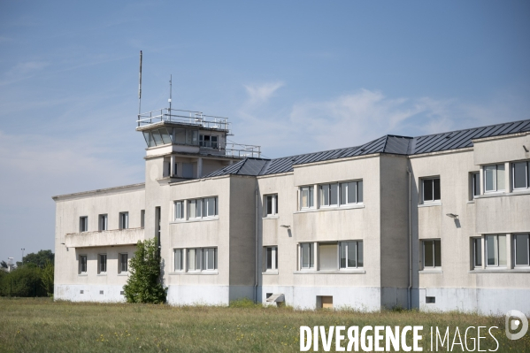 Dans l Essonne,  à Brétigny-sur-Orge,  La base 217 (ancienne base d essais de l armée de l Air), laboratoire du slow urbanisme . La Base 2017, radar, radome, art, oeuvre d art