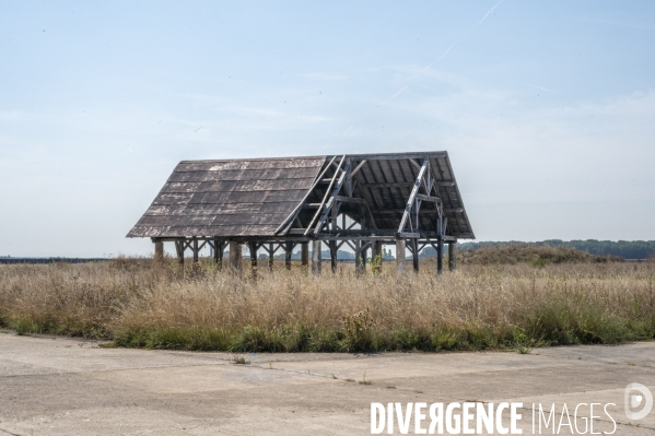 Dans l Essonne,  à Brétigny-sur-Orge,  La base 217 (ancienne base d essais de l armée de l Air), laboratoire du slow urbanisme . La Base 2017, radar, radome, art, oeuvre d art