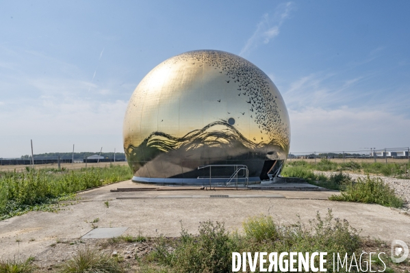 Dans l Essonne,  à Brétigny-sur-Orge,  La base 217 (ancienne base d essais de l armée de l Air), laboratoire du slow urbanisme . La Base 2017, radar, radome, art, oeuvre d art