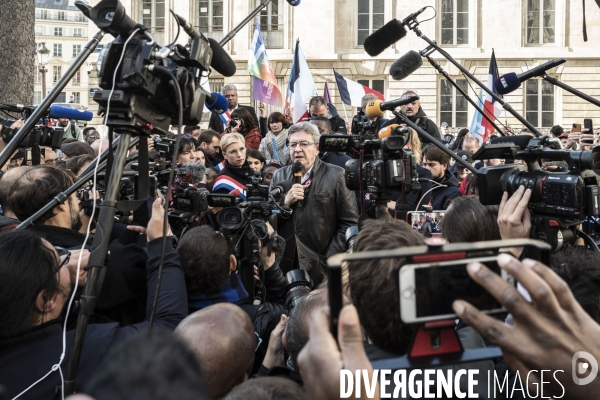 Rassemblement des députés LFI devant l assemblée nationale