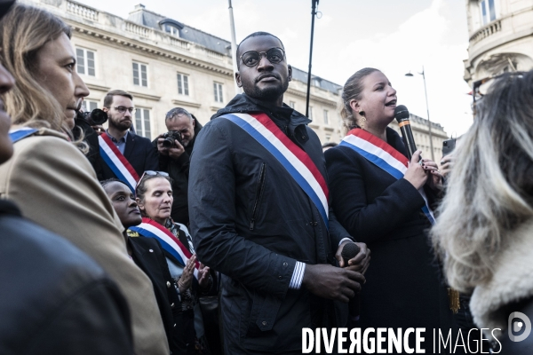 Rassemblement des députés LFI devant l assemblée nationale