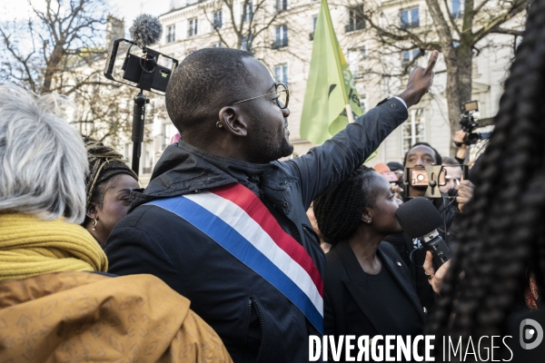 Rassemblement des députés LFI devant l assemblée nationale