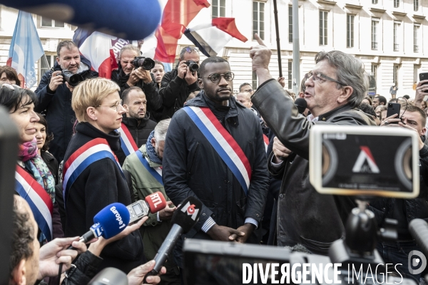 Rassemblement des députés LFI devant l assemblée nationale