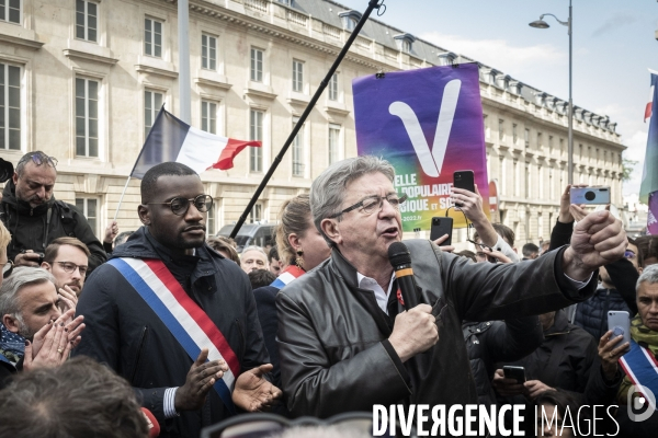 Rassemblement des députés LFI devant l assemblée nationale