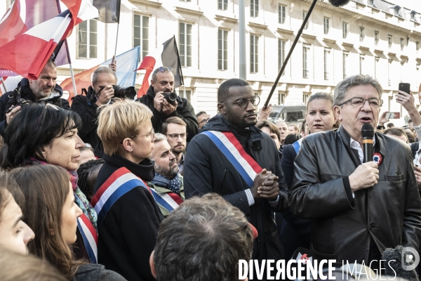 Rassemblement des députés LFI devant l assemblée nationale