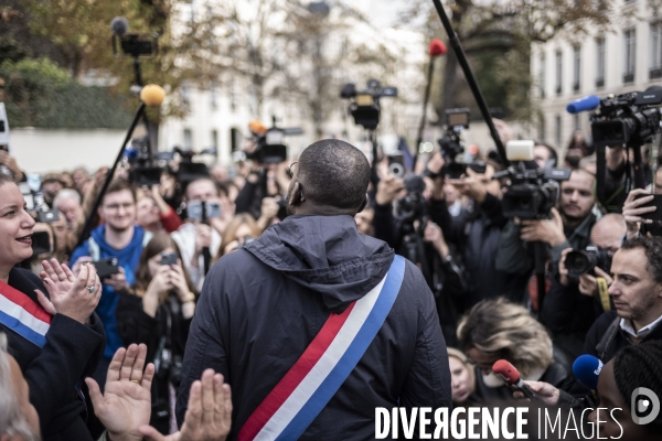 Rassemblement des députés LFI devant l assemblée nationale