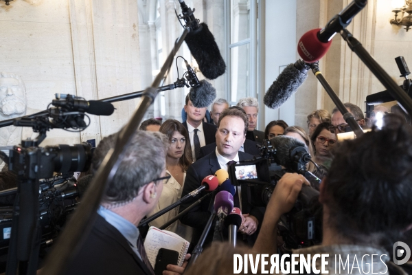 Rassemblement des députés LFI devant l assemblée nationale