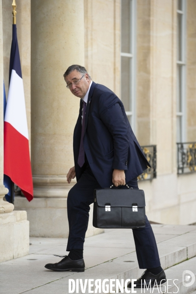 Réunion des patrons des sites français les plus pollueurs.