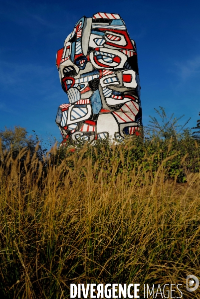 La Tour aux figures de Jean Dubuffet