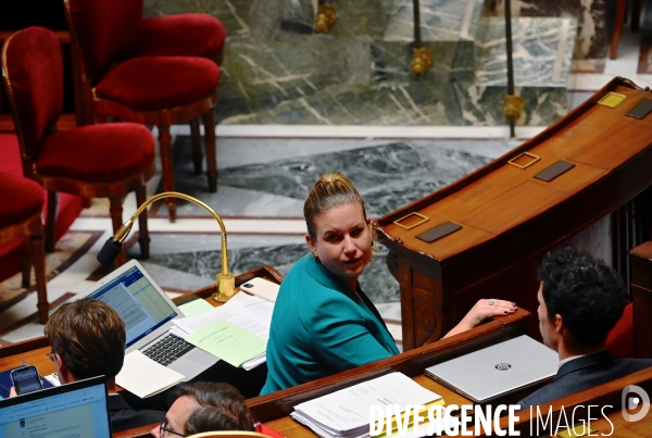 L Assemblée nationale vote en première lecture l inscription du droit à l IVG dans la Constitution