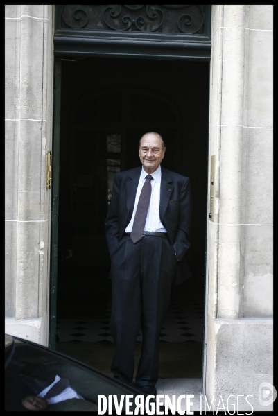 L ex President Jacques Chirac raccompagne David de Rothschild