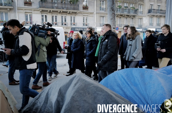 Deplacement de Anne Hidalgo au campement de migrants du boulevard de la chapelle