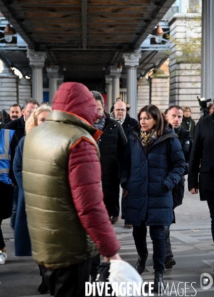 Deplacement de Anne Hidalgo au campement de migrants du boulevard de la chapelle