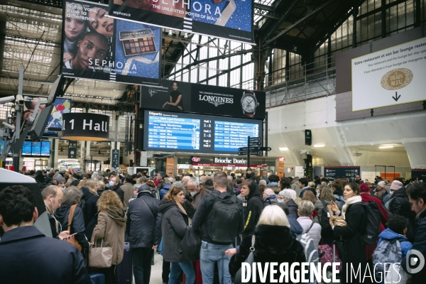 Grèves SNCF : les voyageurs inquiets pour les vacances de Noël