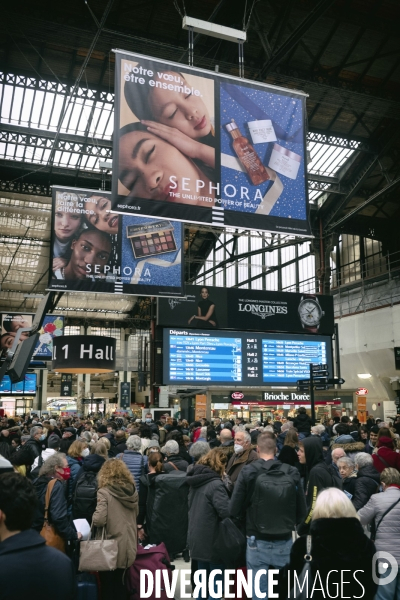 Grèves SNCF : les voyageurs inquiets pour les vacances de Noël