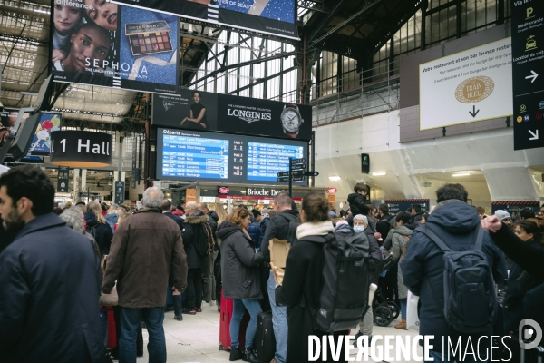 Grèves SNCF : les voyageurs inquiets pour les vacances de Noël