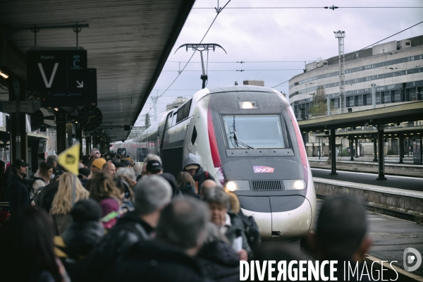 Grèves SNCF : les voyageurs inquiets pour les vacances de Noël