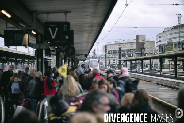 Grèves SNCF : les voyageurs inquiets pour les vacances de Noël