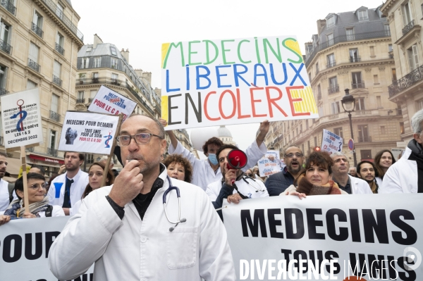 Manifestation des médecins à Paris pour demander notamment une augmentation du prix de la consultation à 50€ et de meilleures conditions de travail. Demonstration of doctors in Paris.