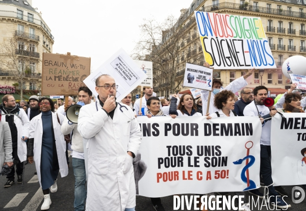 Manifestation des médecins à Paris pour demander notamment une augmentation du prix de la consultation à 50€ et de meilleures conditions de travail. Demonstration of doctors in Paris.