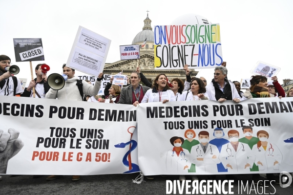 Manifestation des médecins à Paris pour demander notamment une augmentation du prix de la consultation à 50€ et de meilleures conditions de travail. Demonstration of doctors in Paris.