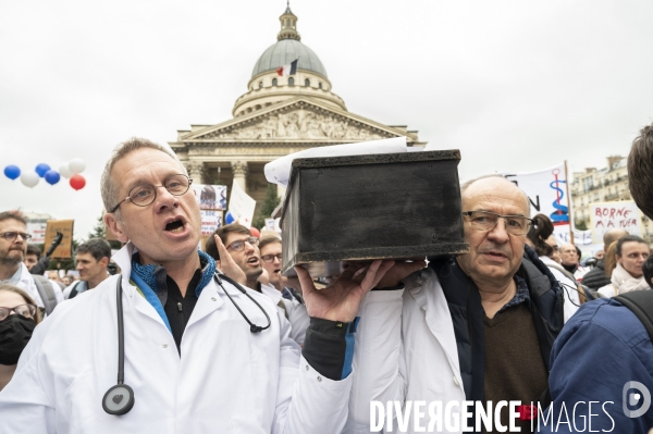 Manifestation des médecins à Paris pour demander notamment une augmentation du prix de la consultation à 50€ et de meilleures conditions de travail. Demonstration of doctors in Paris.