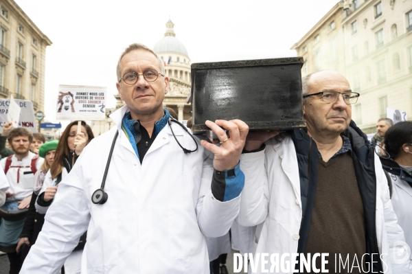 Manifestation des médecins à Paris pour demander notamment une augmentation du prix de la consultation à 50€ et de meilleures conditions de travail. Demonstration of doctors in Paris.