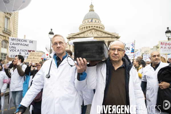 Manifestation des médecins à Paris pour demander notamment une augmentation du prix de la consultation à 50€ et de meilleures conditions de travail. Demonstration of doctors in Paris.