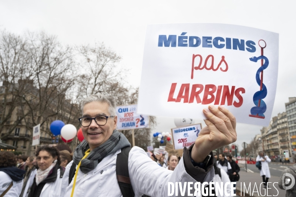 Manifestation des médecins à Paris pour demander notamment une augmentation du prix de la consultation à 50€ et de meilleures conditions de travail. Demonstration of doctors in Paris.