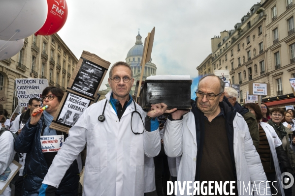 Manifestation des médecins à Paris pour demander notamment une augmentation du prix de la consultation à 50€ et de meilleures conditions de travail. Demonstration of doctors in Paris.