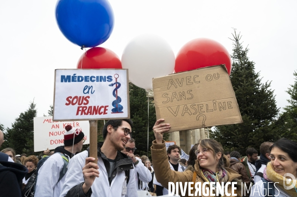 Manifestation des médecins à Paris pour demander notamment une augmentation du prix de la consultation à 50€ et de meilleures conditions de travail. Demonstration of doctors in Paris.