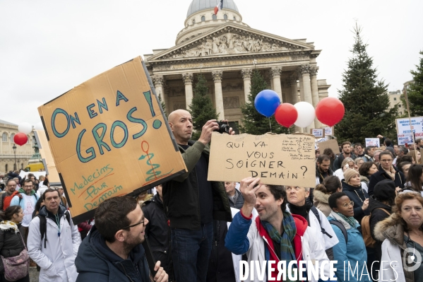 Manifestation des médecins à Paris pour demander notamment une augmentation du prix de la consultation à 50€ et de meilleures conditions de travail. Demonstration of doctors in Paris.