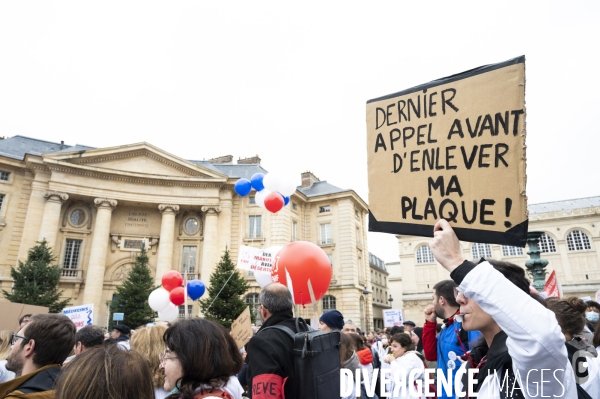 Manifestation des médecins à Paris pour demander notamment une augmentation du prix de la consultation à 50€ et de meilleures conditions de travail. Demonstration of doctors in Paris.