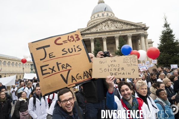 Manifestation des médecins à Paris pour demander notamment une augmentation du prix de la consultation à 50€ et de meilleures conditions de travail. Demonstration of doctors in Paris.